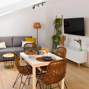 https://holidays2malaga-trinidad-renovated-1-bedroom-penthouse.es-andalucia.com